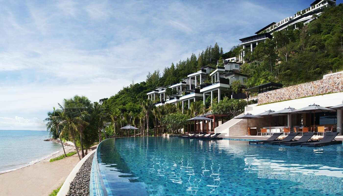 Conrad Koh Samui 面對西邊夕陽,每個基本房都是獨立的 Villa,擁有自己的無邊際游泳池。整間飯店不到一百間房間,可以放鬆的享受與家人的時光