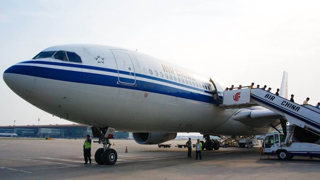 在北京機場等候接駁車時,回頭拍了一下從台北來的國航飛機