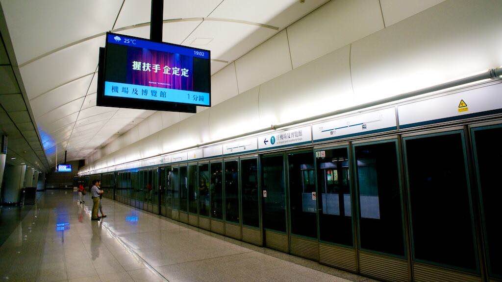 九龍站的機場快線月台,幾乎沒從這裡上車九龍站的機場快線月台,幾乎沒從這裡上車