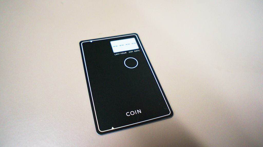 Coin 本體只有一個按鍵,搭配電子紙螢幕