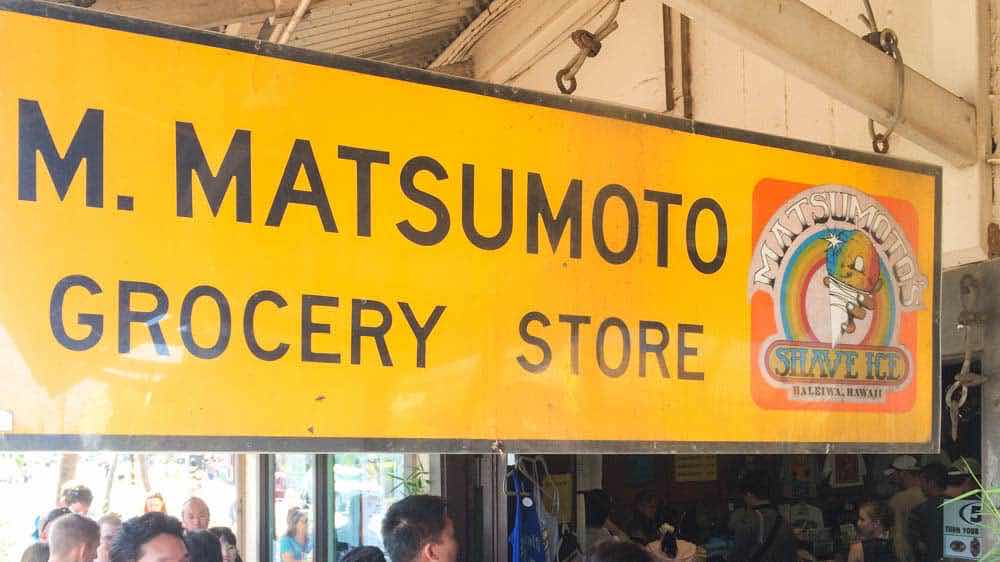 哈雷瓦小鎮最有名的店，是永遠都在排隊的 Matsumoto 彩虹冰（研究生的點數旅行筆記）