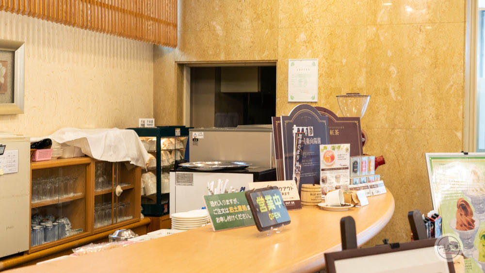 在溫泉旅館大廳來一杯咖啡 享受在日本的異國風情