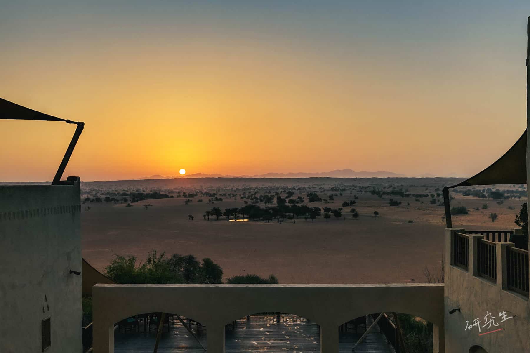 從大廳看出去的夕陽/ Al Maha 沙漠羚羊飯店