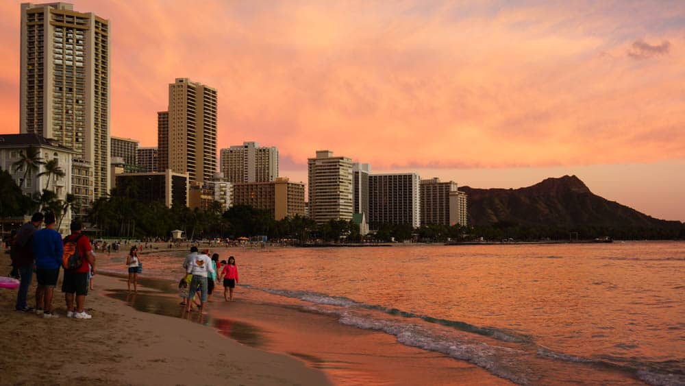 在夏威夷的 Duke 用餐看出去的景色，一次滿足美酒美食，夕陽與沙灘（研究生的點數旅行筆記）